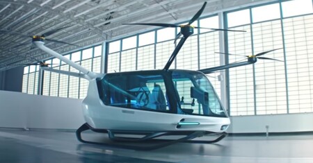 Společnost Alaka'i Technologies představila model svého létajícího dopravního prostředku, který na rozdíl od jiných podobných návrhů je poháněn vodíkovými články. Jmenuje se Skai a vypadá jako velký dron spojený s luxusním sportovně-užitkových vozem.