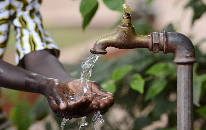 Na některých místech světa nemají ani dnes lidé ke zdravotně nezávadné vodě přístup.