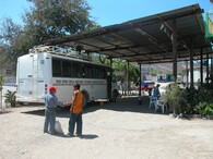 Autobusová zastávka ve státě Oaxaca, Mexiko.