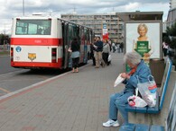 Autobusová zastávka v Praze.