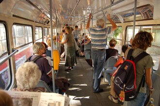 Ve vybraných úsecích směrem z centra je možné jet s kolem v tramvaji.