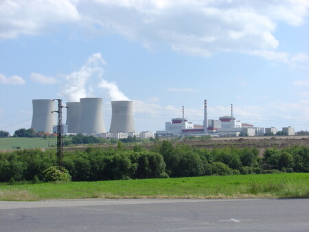 Vysoký růst v ČR způsobilo zprovoznění jaderné elektrárny Temelín (na obrázku). Zkušební provoz v prvním bloku byl zahájen v roce 2002 a na plný režim přešla elektrárna koncem roku 2004. Elektřinu vyrábí ve dvou výrobních blocích, instalovaný výkon prvního bloku je 1078 megawatt (MW), druhého bloku 1055 MW. Druhou jadernou elektrárnou v ČR jsou Dukovany. Elektrárna byla do plného provozu uvedena v roce 1987.