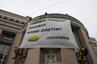 Demonstrace Greenpeace před zahájením programové konference ČSSD v Teplicích