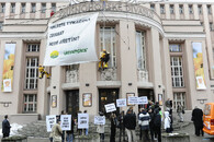 Demonstrace Greenpeace před zahájením programové konference ČSSD v Teplicích