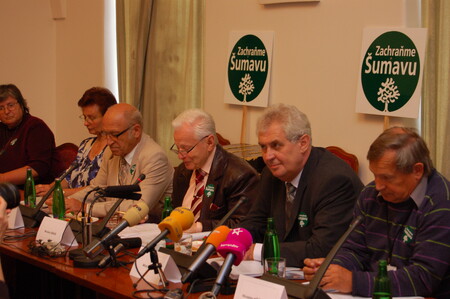Miloš Zeman na tiskové konferenci Zachraňme Šumavu v roce 2009