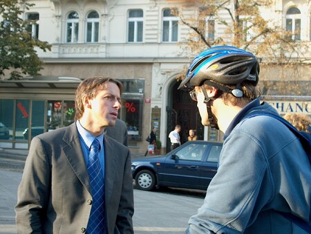 Pavel Bém diskutuje s cyklistou.