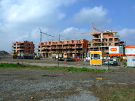 Výstavba nových bytových domů v Dolních Břežanech