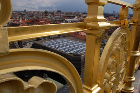 Fotovoltaické panely se už dostaly i na střechu Nové scény Národního divadla v Praze.