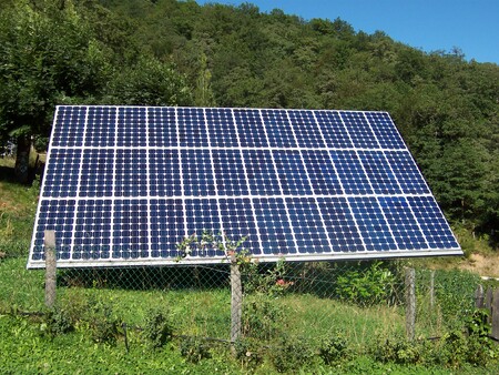 „Řešit reálný problém s neúměrně vysokými cenami podpory za fotovoltaickou elektřinu lze i bez hysterie," říká Edvard Sequens. Na fotografii fotovoltaický panel v krajině.