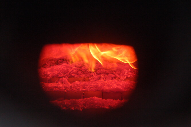 Hořící dřevní štěpka v obecní výtopně Hostětín, ilustrační snímek.