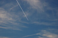 Obloha s letícím letadlem