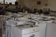 vyřazené pračky čekající na demontáž