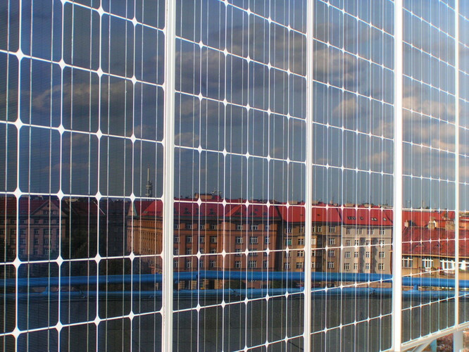 Fotovoltaický panel na střeše pražské ČVUT.