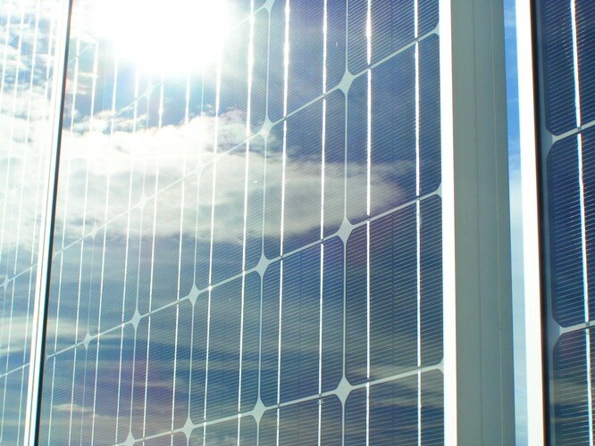 Fotovoltaická panel na střeše pražské ČVUT.
