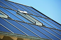 Fotovoltaické panely na střeše domu