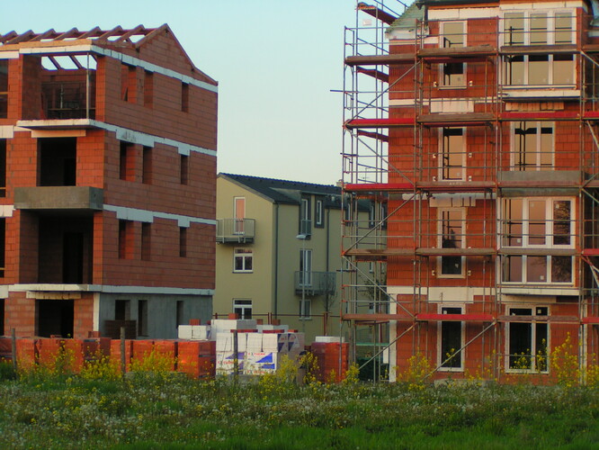 Stavba komplexu bytových domů na bývalé zemědělské půdě, Praha - Vinoř.