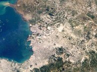 Satelitní snímek hlavního města Haiti Port-au-Prince.
