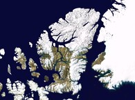 Satelitní snímek kanadského Ellesmerova ostrova.