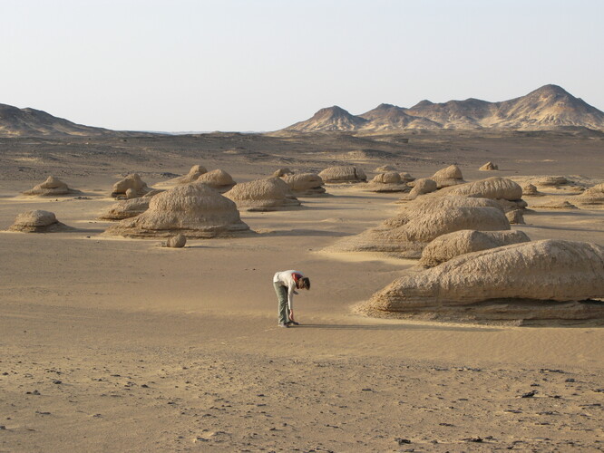 Větrem vymodelované zbytky jezerních usazenin v egyptské Západní poušti. V okolí se nacházejí zbytky neolitického osídlení