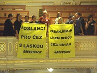 Greenpeace protestuje ve sněmovně proti záměru dát povolenky zdarma elektroenergetickým společnostem