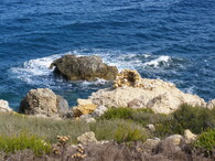 Pobřeží maltského ostrova Gozo s kamennou střílnou