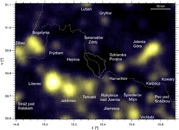 Zakreslení Jizerské oblasti temné oblohy na satelitním snímku. Vizualizaci založenou na datech NASA provedl tým Jizerských projektů při Astronomickém institutu wroclawské univerzity.