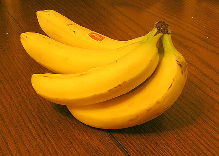 Až 80 % trhu s banány je ovládáno pěti velkými firmami (Chiquita, Del Monte, Fyffes, Noboa a Dole). Žádná z těchto firem však nevlastní žádnou plantáž, a banány proto nakupují skrz své subdodavatele. Tím z těchto firem opadává veškerá zodpovědnost za farmáře, kteří na banánových plantážích pracují