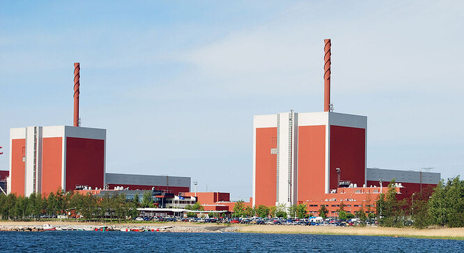Ve Finsku se buduje třetí reaktor v jaderné elektrárně Olkiluoto, který by měl po řadě odkladů podle informací ze srpna 2020 začít v pravidelném režimu vyrábět elektřinu od února 2022.