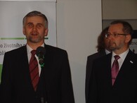 Jan Dusík přebírá z rukou dosavadního ministra Ladislava Mika úřad ministra životního prostředí