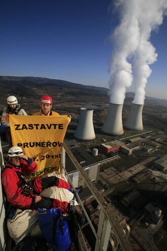 Greenpeace na komínu uhelné elektrárny Prunéřov.