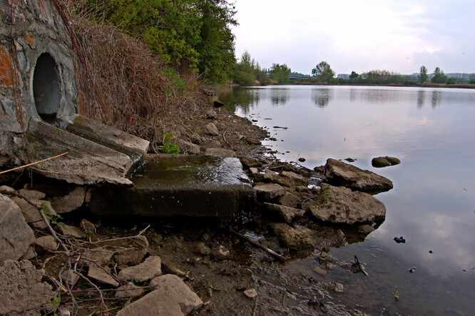 Na ilustračním snímku vyústění odpadních vod do rybníka v Hostivicích.