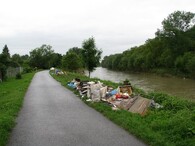 Odpadky u břehu Bečvy.