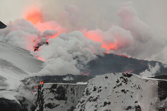 Velká erupce islandské sopky Eyjafjallajökull vyvrhla v roce 2010 do atmosféry sopečný popel do výše několika kilometrů, což vedlo k ochromení letecké dopravy v Evropě, omezení se dotkla i transatlantických letů.
