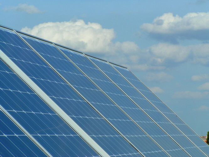 Solární panel na střeše pražské ČVUT.