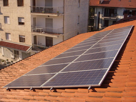 Podle nedávno zveřejněné analýzy mohou střechy rodinných a bytových domů v metropoli a jejím okolí poskytnout dostatek výkonu ve fotovoltaice pro 120 000 až 170 000 domácností. Ilustrační foto