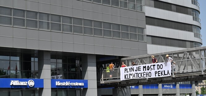 Z nedalekého mostu vyvěsili aktivisté transparent s nápisem "Plyn je most do klimatického pekla" a na recepci pojišťovny předali anticenu za třetí místo v soutěži největší pošpiňovna.