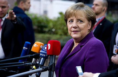 Greenpeace na fasádu budovy kancléřství na několik minut promítala siluetu kancléřky Angely Merkelové, svůj název a krátký vzkaz vyjadřující názor, že takzvaný dieselový summit nic nevyřešil. / ilustrační foto