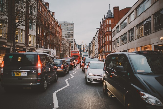 Existuje mnoho způsobů, jakými se dá promarnit život. A čekání na nepatrný posun kupředu v kolonách postávajících aut je jedním z nich. Světovou metropolí této kratochvíle je už po několik let Londýn, kde řidiči ročně stráví za volantem nepohybujícího se vozu 148 hodin ročně.