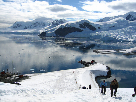 Antarktida je chráněna smlouvou, jejíž jeden článek věnovaný turistice zakazuje přistání lodím s více než 500 osobami na palubě a počet osob, které se mohou zároveň vylodit, omezuje na 100. Podrážky návštěvníků mají být "dekontaminovány" a jejich šatstvo vykartáčováno, aby se zabránilo zavlečení cizorodých druhů, zárodků anebo půdy