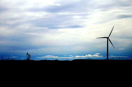 Většinu nový zdrojů tvořily větrné a solární projekty. Na celkovém nově instalovaném výkonu měla obnovitelná energie podíl 55 procent