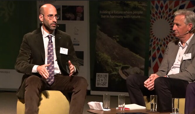 Ariel Brunner (vlevo) v panelové debatě spolu se Stefanem Leinerem z Generálního ředitelství pro životní prostředí Evropské komise.