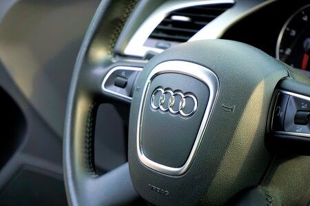 Výrobce luxusních vozů Audi, který je divizí evropské automobilové skupiny Volkswagen, objevil v některých svých modelech s naftovým motorem nesrovnalosti v softwaru. Závada se týká zhruba 60.000 vozů modelů A6 a A7, které firma svolává ke kontrole. / Ilustrační foto
