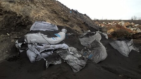 Nepovolené odpady - slévárenské písky v zařízení firmy Autodoprava Matějka v Sokolnicích.