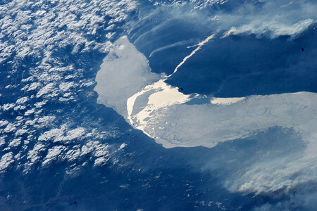 Bajkal, ležící v samém srdci Sibiře, je nejstarší a nejhlubší jezero na světě, maximální hloubka dosahuje 1642 metrů.