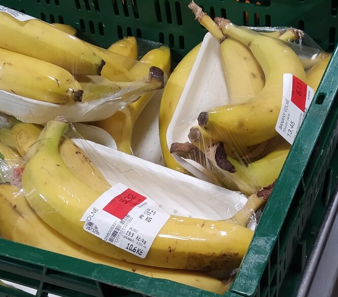 Vítěz. Banány samy o sobě mají skvělý obal. Není potřeba je balit do dalších obalů.