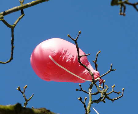 Vypuštěný balonek sice odletí do vzduchu, ale nakonec zase skončí na zemi.