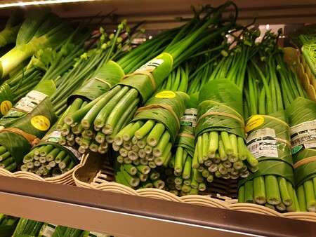 Řetězce asijských supermarketů postupně nahrazují jednorázové plastové obaly potravin v sekci ovoce a zeleniny listy banánovníku.