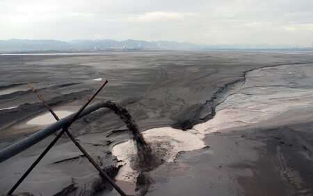 Tuny toxických odpadních vod končí v jezeře Bayan.