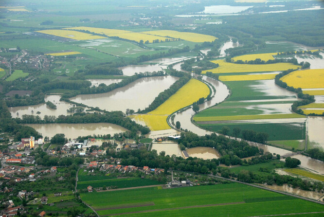 Ilustrační snímek listopadové povodně na Bečvě.