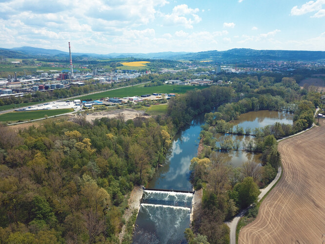 Letecký pohled na řeku Bečvu.